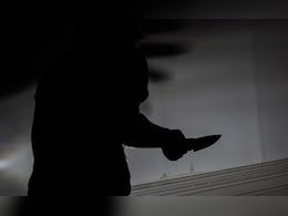 Crime News: पत्नीच्या चारित्र्यावर संशय, पतीने हातात चाकू घेतला, त्यानंतर घरात जे झालं ते... Crime News: पत्नीच्या चारित्र्यावर संशय, पतीने हातात चाकू घेतला, त्यानंतर घरात जे झालं ते...