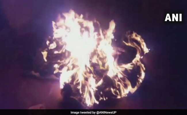 इलाहाबाद यूनिवर्सिटी में आगजनी के मामले में एबीवीपी के प्रत्याशी पर मामला दर्ज, 4 गिरफ्तार