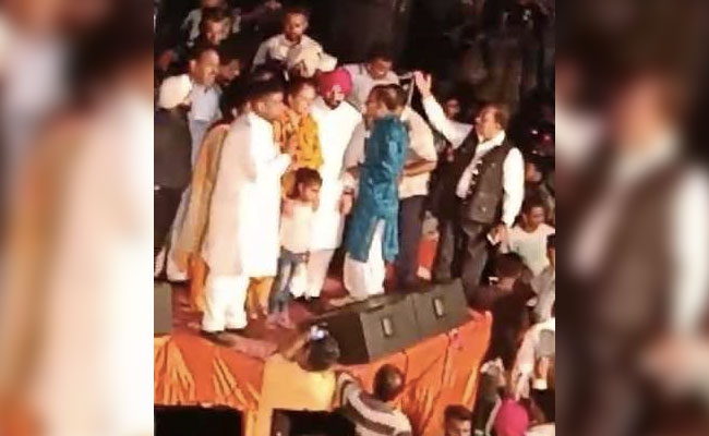 Navjot Kaur On Dais, Amritsar Organiser Says "Even If 500 Trains Pass..."