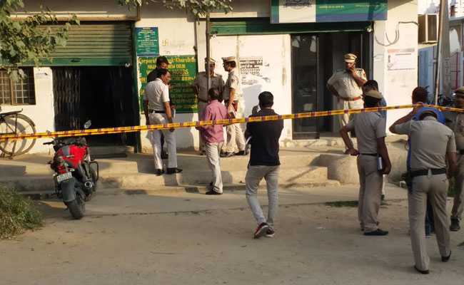दिल्ली में बैंक कैशियर की गोली मारकर हत्या, दो लाख रुपये लूटे