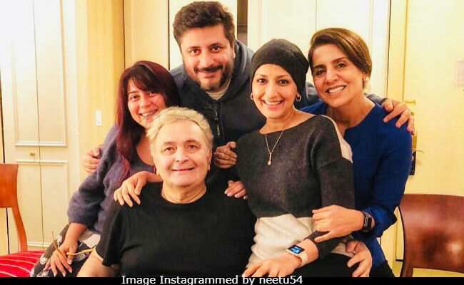 बीमार ऋषि कपूर से मिलने पहुंची सोनाली और प्रियंका, नीतू ने साझा किया ढेर सारा प्यार