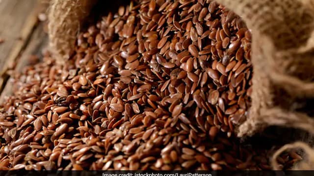 Flaxseeds help nourish the scalp and improve hydration