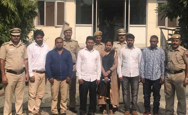 मंत्रियों और फिल्मी सितारों से अवार्ड लेने  पहुंचे कई डॉक्टर, मंच पर मिला एक लोकल गायक!