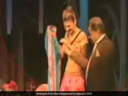 Bigg Boss 12: अनूप जलोटा को बिग बॉस ने दिया जसलीन से इश्क फरमाने का मौका, गुलाब देकर बोले- लव यू Bigg Boss 12: अनूप जलोटा को बिग बॉस ने दिया जसलीन से इश्क फरमाने का मौका, गुलाब देकर बोले- लव यू