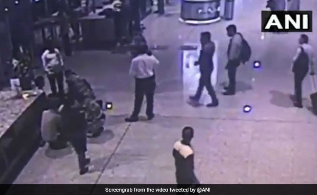 एयरपोर्ट पर अचानक आ गया शख्स को हार्ट अटैक, जान बचाने के लिए सिक्योरिटी ऑफिसर ने किया ऐसा, देखें VIDEO