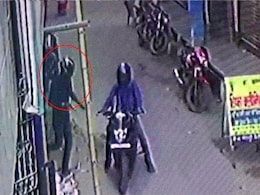 गुटका खाने को लेकर विवाद होने पर दुकानदार को मारी गोली, CCTV में कैद हुई वारदात गुटका खाने को लेकर विवाद होने पर दुकानदार को मारी गोली, CCTV में कैद हुई वारदात