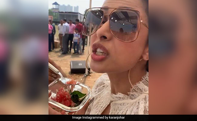 Video: भरी गर्मी में चश्मा पहनकर निकलीं मलाइका अरोड़ा, करण जौहर ने पूछी कीमत तो ऐसे मारा ताना