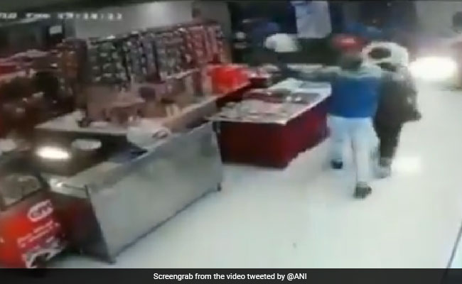 VIDEO: लूट में नाकाम होने के बाद गुरुग्राम के एक मिठाई की दुकान में फायरिंग, CCTV में कैद हुई वारदात