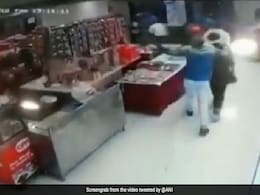 VIDEO: लूट में नाकाम होने के बाद गुरुग्राम के एक मिठाई की दुकान में फायरिंग, CCTV में कैद हुई वारदात VIDEO: लूट में नाकाम होने के बाद गुरुग्राम के एक मिठाई की दुकान में फायरिंग, CCTV में कैद हुई वारदात