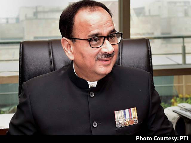 Alok Verma Case : केंद्र ने SC में कहा- आलोक वर्मा अभी भी चीफ, गाड़ी-बंगला वही है, हमने सिर्फ छुट्टी पर भेजा