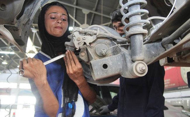In Patriarchal Pakistan, This Woman Car Mechanic Is Driving Change