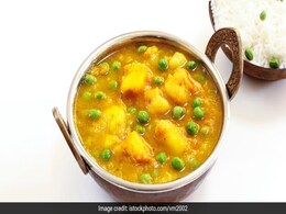 Aloo Matar Recipe: इस यूनिक स्टाइल से बनाएं आलू मटर की सब्जी, तारीफ करते नहीं थकेंगे घर वाले... Aloo Matar Recipe: इस यूनिक स्टाइल से बनाएं आलू मटर की सब्जी, तारीफ करते नहीं थकेंगे घर वाले...