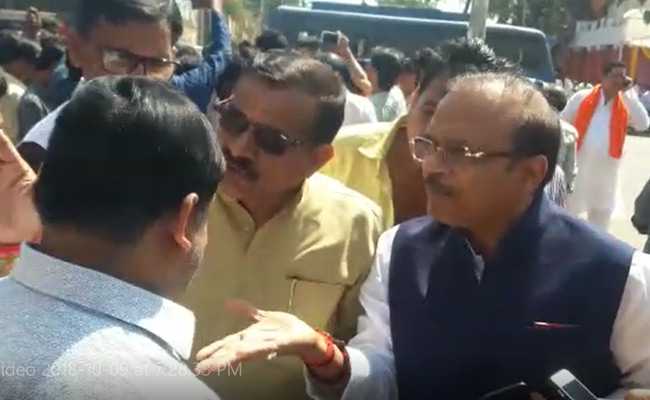 पोस्टर हटाने पर भड़के बीजेपी के महासचिव ने अफसरों से अपशब्द कहे, देखें- VIDEO