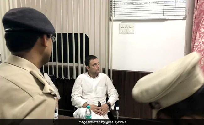 पांच बड़ी खबरें : CBI कार्यालयों पर कांग्रेस का हल्ला बोल, हाफिज सईद का संगठन 'जमात-उद-दावा' अब प्रतिबंधित नहीं