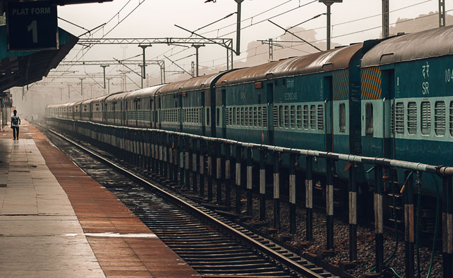 अब धर्मस्थलों को जाने वाली ट्रेनों में IRCTC के रसोई घरों से मिलेगा प्रमाणित शाकाहारी भोजन