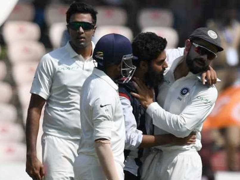 Fan Breaks Security Cordon to Take Selfie With Virat Kohli During Hyderabad Test Fan Breaks Security Cordon to Take Selfie With Virat Kohli During Hyderabad Test