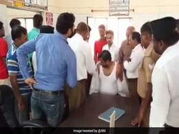 उत्तर प्रदेश : आरएसएस के 'शस्त्र पूजन' में फटा राइफल का बट, विधायक का बेटा घायल उत्तर प्रदेश : आरएसएस के 'शस्त्र पूजन' में फटा राइफल का बट, विधायक का बेटा घायल