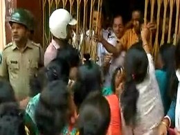 Kolkata Schoolgirl Allegedly Molested By Teacher, Parents Clash With Cops Kolkata Schoolgirl Allegedly Molested By Teacher, Parents Clash With Cops