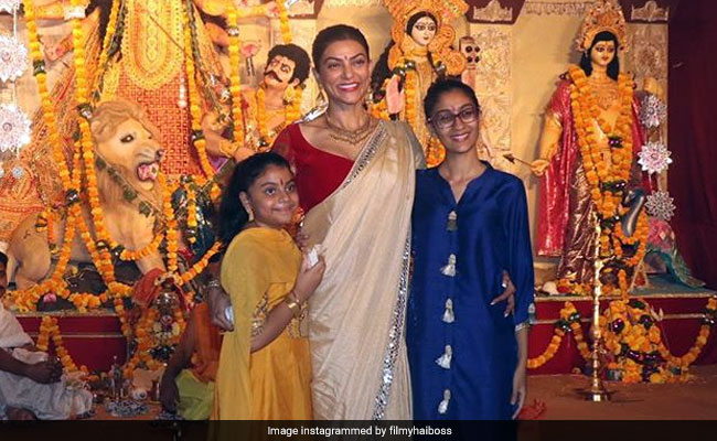 Durga Ashtami: Sushmita Sen's <I>Dhunuchi Naach</I> With Her Daughters Will Leave You Spell Bound