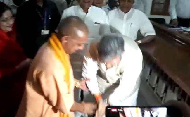 छत्तीसगढ़ः सीएम रमन सिंह ने योगी आदित्यनाथ के दो बार छुए पैर, फिर किया नामांकन