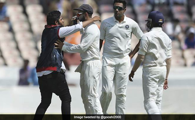 IND vs WI: मैच के बीच विराट कोहली के पीछे पड़ गया ये शख्स, लगा लिया जोर से गले