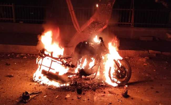 दिल्ली के तैमूर नगर में युवक की हत्या के विरोध में लोगों ने किया हंगामा, वाहन को किया आग के हवाले