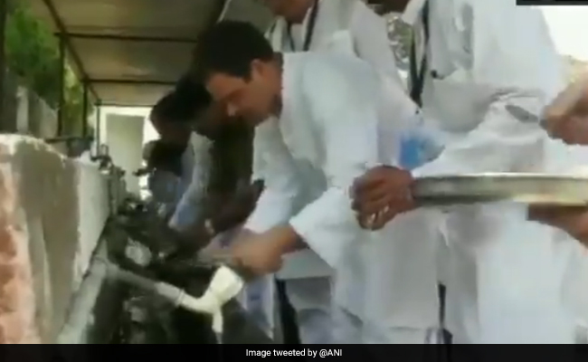 Gandhi Jayanti 2018: VIDEO: सेवाग्राम में सोनिया गांधी और राहुल गांधी खुद अपनी प्लेट धोते दिखे, जानिये क्या है कारण...