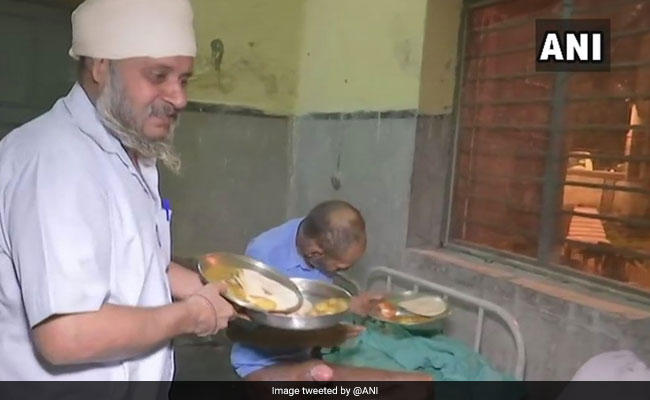 26 साल से मरीजों को फ्री में खाना खिलाता आ रहा है ये शख्स, पीछे की वजह है बेहद खास