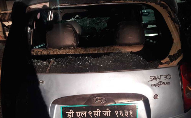 झड़प में दो लोगों के घायल होने के बाद कन्हैया कुमार के काफिले पर हमला