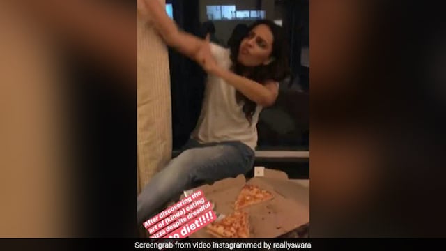 Screengrab of Swara Bhasker's Instagram story where she enjoys eating pizza on keto diet