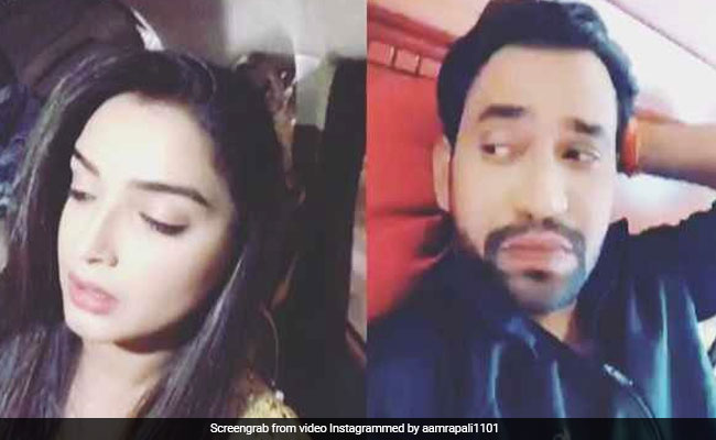 आम्रपाली दुबे ने मारी आंख तो ठंडी आहें भरने पर मजबूर हुए निरहुआ- देखें Video