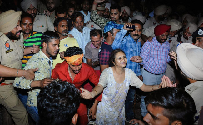 Health Minister Gives Compensation To 38 Injured In Amritsar Tragedy