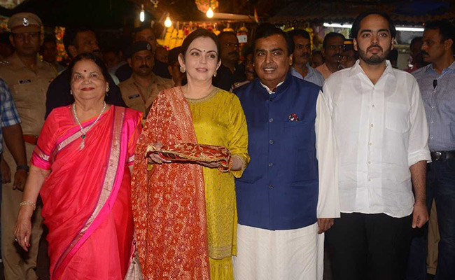 Ambanis Visit Siddhivinayak Temple To Offer Isha Ambani, Anand Piramal's Wedding Card