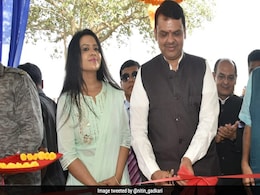 देवेंद्र फडणवीस के इस्तीफे के बाद पत्नी अमृता ने किया ट्वीट,  पलट के आऊंगी...मौसम जरा बदलने दे देवेंद्र फडणवीस के इस्तीफे के बाद पत्नी अमृता ने किया ट्वीट,  पलट के आऊंगी...मौसम जरा बदलने दे