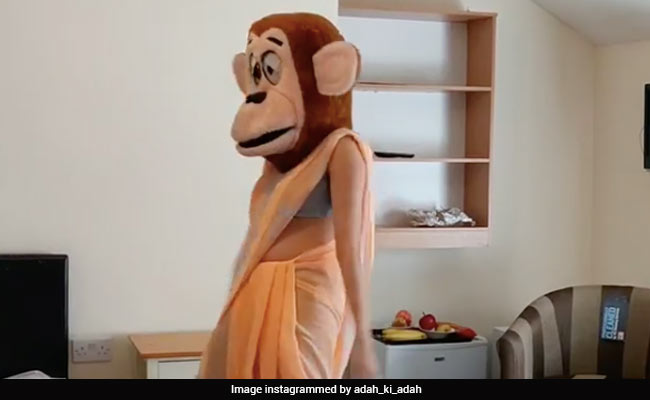 Viral Video: बॉलीवुड एक्ट्रेस का बंदर के मुखौटे में मंकी डांस देख हो जाएंगे लोट-पोट, पहचानें कौन है ये...