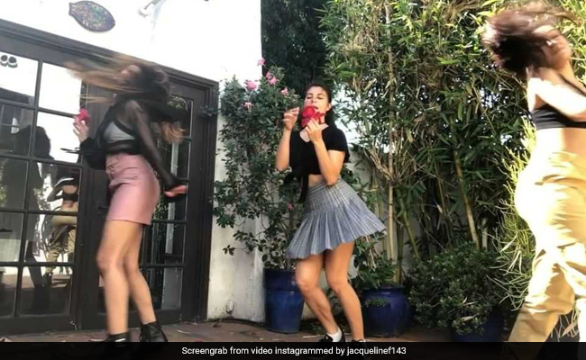 सलमान खान की फिल्म को प्रमोट कर रहीं जैकलीन फर्नांडिस चढ़ी दोस्त की पीठ पर, Viral Video में धड़ाम से गिरीं