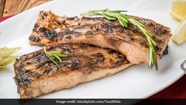 Weight loss: Fish are good sources of protein and thereby aid in quick weight loss.