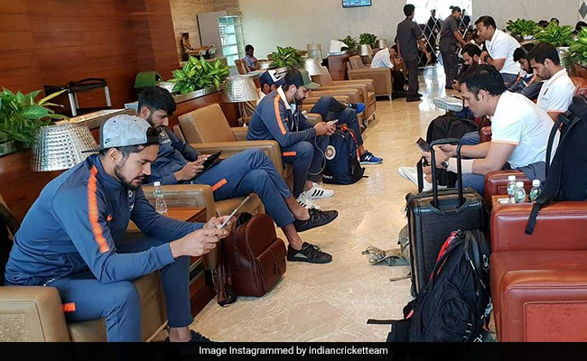 मैच के बाद एमएस धोनी और रोहित शर्मा ने खेला PUBG गेम! एयरपोर्ट पर दिखा ऐसा माहौल