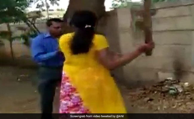 बैंक मैनेजर ने लोन के बदले मांगा Sexual Favour, महिला ने बीच सड़क ऐसे की धुनाई, देखें VIDEO