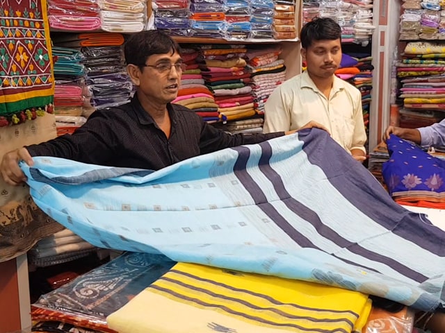 Video: দূর্গা পূজা শপিং চলছে এখন জোরকদমে