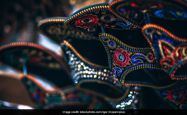 4 Kolhapuri <i>Chappals</i> That Are Perfect To Wear With Your Festive Indian Outfits