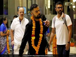 IND vs WI: एयरपोर्ट पर दिखे विराट कोहली तो फैन्स का हुआ ये हाल, ऐसे हुआ स्वागत, वायरल हुआ VIDEO IND vs WI: एयरपोर्ट पर दिखे विराट कोहली तो फैन्स का हुआ ये हाल, ऐसे हुआ स्वागत, वायरल हुआ VIDEO