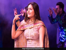 सपना चौधरी ने सिर पर पल्लू लेकर स्टेज पर मचाया गदर, झूमने पर हुए मजबूर दर्शक; देखें Video सपना चौधरी ने सिर पर पल्लू लेकर स्टेज पर मचाया गदर, झूमने पर हुए मजबूर दर्शक; देखें Video