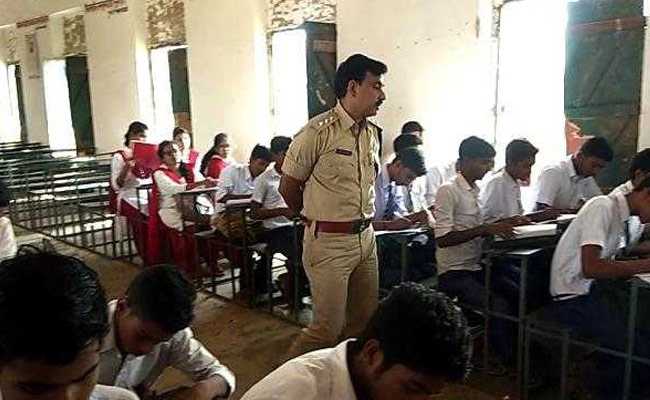 झारखंड : जब स्कूल में अचानक पहुंचे यह पुलिस अफसर बन गए टीचर!