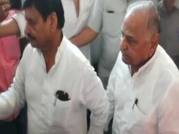 यूपी की सियासत में बेटे पर भारी पड़ेगा भाई? शिवपाल यादव की पार्टी के कार्यक्रम में फिर दिखे मुलायम सिंह यादव यूपी की सियासत में बेटे पर भारी पड़ेगा भाई? शिवपाल यादव की पार्टी के कार्यक्रम में फिर दिखे मुलायम सिंह यादव