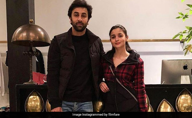 रणबीर कपूर के साथ शॉपिंग करती दिखीं आलिया भट्ट, तस्वीरें सोशल मीडिया पर Viral