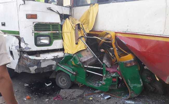 तेज रफ्तार बस की टक्कर के बाद कई वाहन भिड़े, डीटीसी के दो कंडक्टरों की मौत