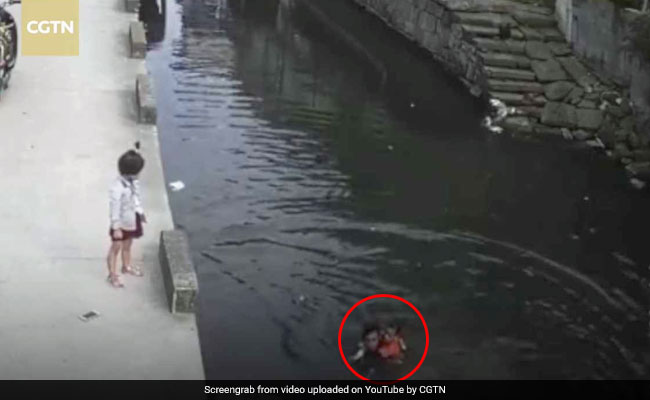 नदी में डूब रही थी 6 साल की बच्ची, डिलीवरी बॉय ने कुछ इस तरह बचाई जान, देखें VIDEO