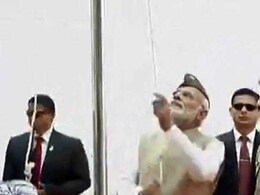 आजाद हिंद सरकार की 75वीं वर्षगांठ: आज लाल किले पर पीएम मोदी ने फहराया तिरंगा, रचा नया इतिहास आजाद हिंद सरकार की 75वीं वर्षगांठ: आज लाल किले पर पीएम मोदी ने फहराया तिरंगा, रचा नया इतिहास