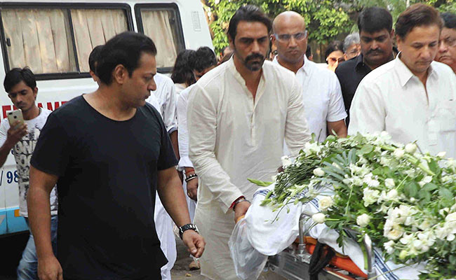 Arjun Rampal's Mother Gwen Rampal Dies. Ex-Wife Mehr Jesia And Daughters Mahikaa And Myra Pay Last Respects
